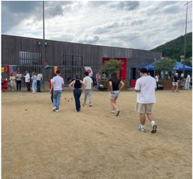Une triplette en action encadrée par ses supporters